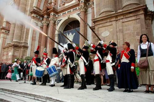 Salva_honor_ofrenda_flores_Virgen_Victoria_patrona_Malaga_2013_Asociacion_Historico_Cultural_Teodoro_Reding_Autor_Alex_Zea_La_Opinion_de_Malaga
