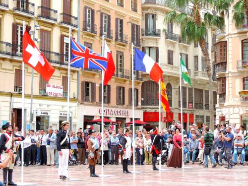 Izado_Banderas_homenaje_acto_Teodoro_reding_Malaga_2014_autor_Pedro_Ramos_Plaza_de_la_Constitucion