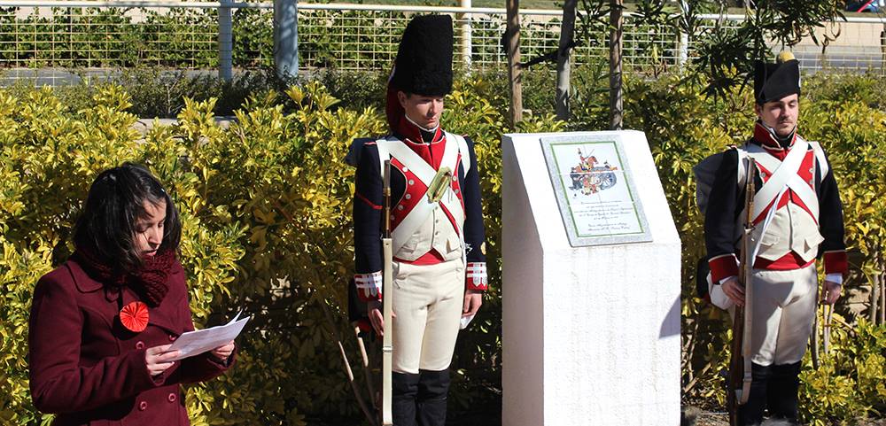 acto_conmemorativo_malaga_teatinos_monolito_homenaje_recuerdo_defensa_resistencia_franceses_tropas_napoleon_napoleonicas_5_febrero_1810_206_aniversario_asociacion_historico_cultural_teodoro_reding_ofrenda_floral_regimiento_suiz_reding_3_2016_parque.jpg