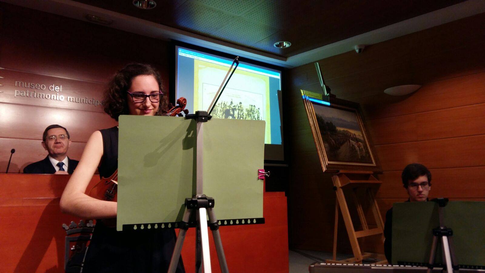 Sofia_Higueras_Sanchez_y_Alvaro_Martin_Lozano_interpretan_The_Battle_of_Baylen_de_Peter_Weldon_en_Museo_Patrimonio_Municipal_de_Malaga_acto_presentacion_cuadro_Teodoro_Reding_Ferre_Clauzel_asociacion_Joven_Orquesta_Provincia_de_Malaga_JOPMA.jpg
